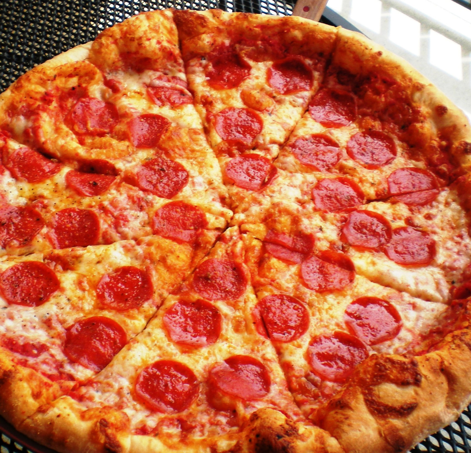 половина из четырех пицц пепперони хорошая пицца отличная пицца фото 10